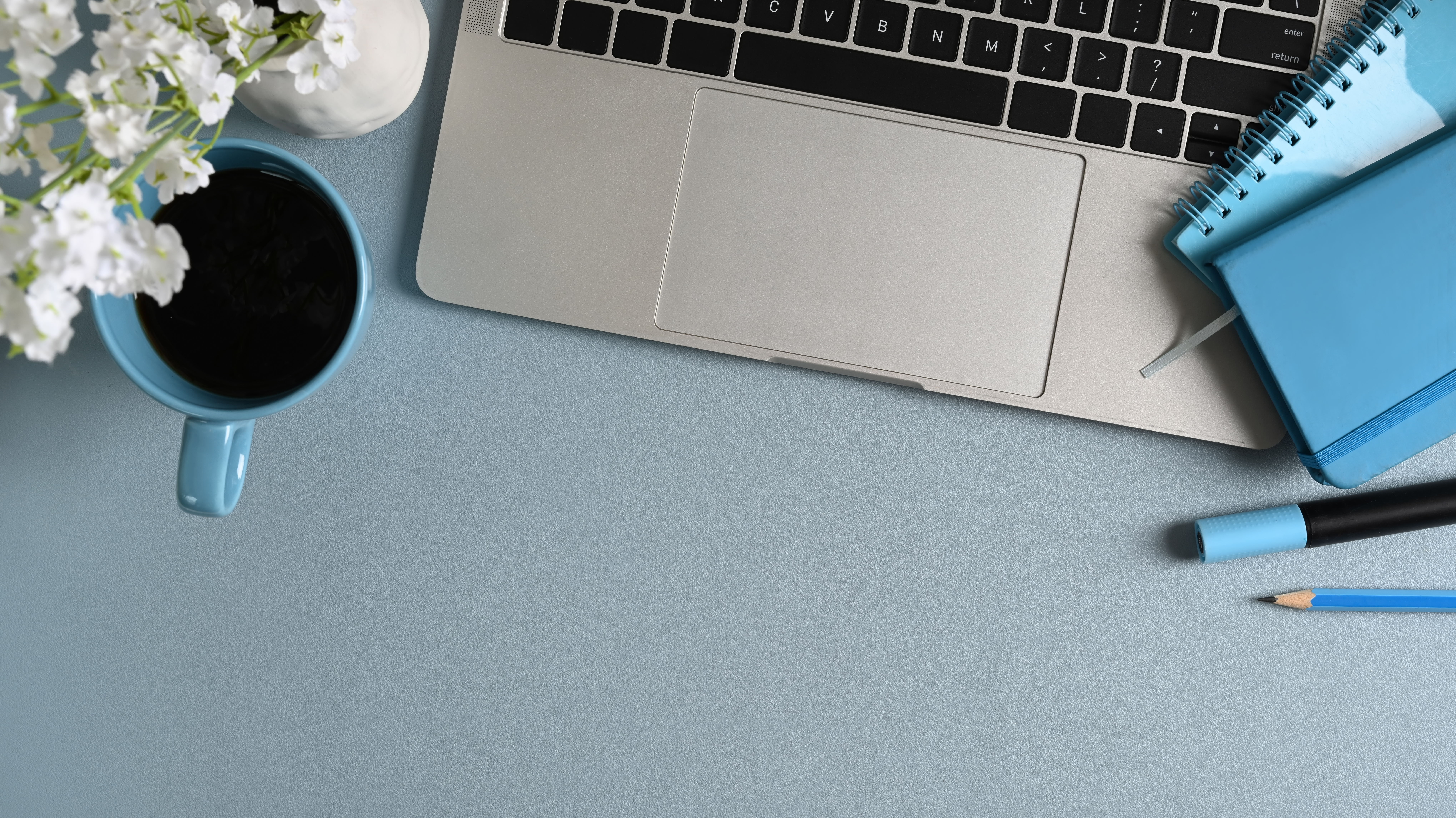 עמדת עבודה עם מחשב נייד